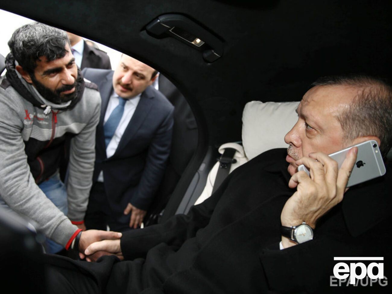 Эрдоган спас человека, не прекращая говорить с кем-то по телефону