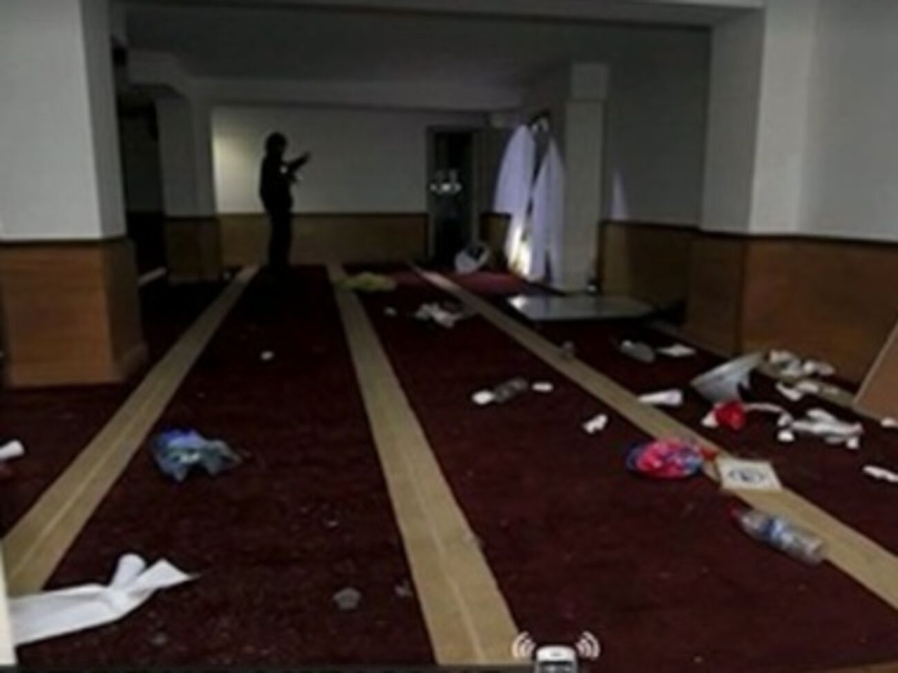 Во Франции протестующие разгромили молитвенный зал мусульман и сожгли Кораны