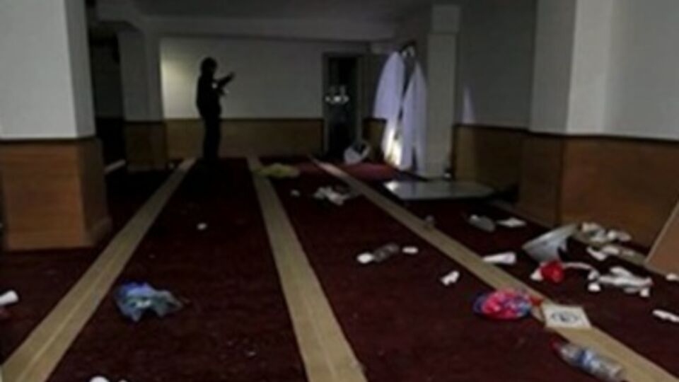 Во Франции протестующие разгромили молитвенный зал мусульман и сожгли Кораны