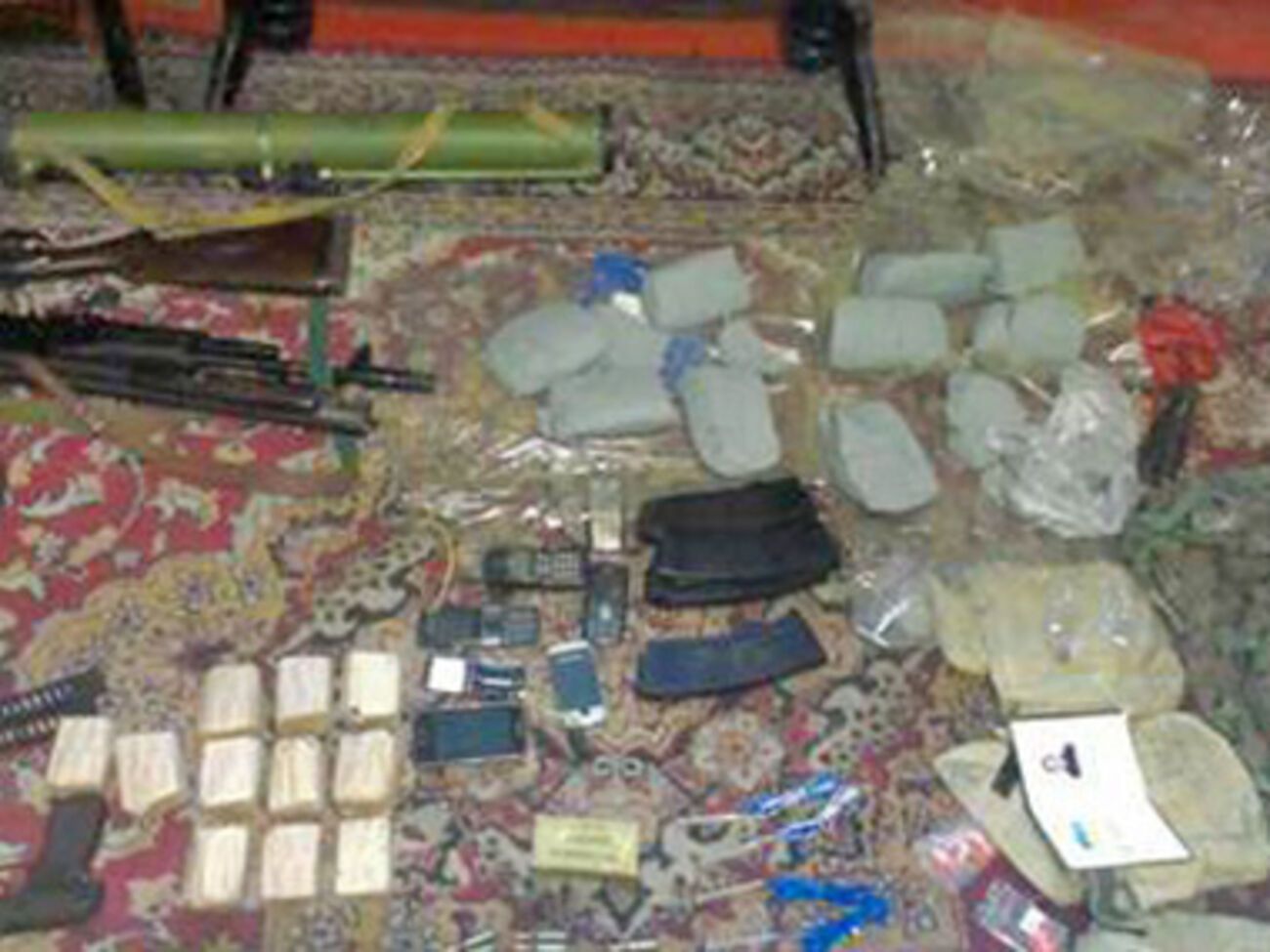 Сотрудники СБУ изъяли у диверсанта девять килограммов пластида, детонаторы, гранатомет, гранаты, автомат Калашникова, пистолет Макарова и патроны различного калибра