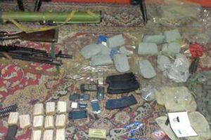 Сотрудники СБУ изъяли у диверсанта девять килограммов пластида, детонаторы, гранатомет, гранаты, автомат Калашникова, пистолет Макарова и патроны различного калибра