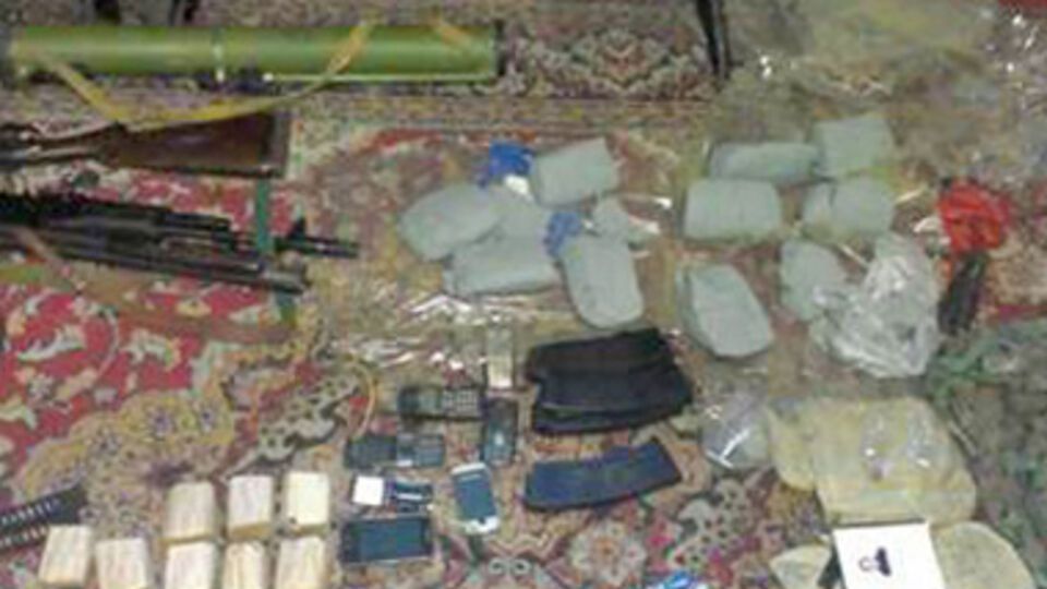 Сотрудники СБУ изъяли у диверсанта девять килограммов пластида, детонаторы, гранатомет, гранаты, автомат Калашникова, пистолет Макарова и патроны различного калибра