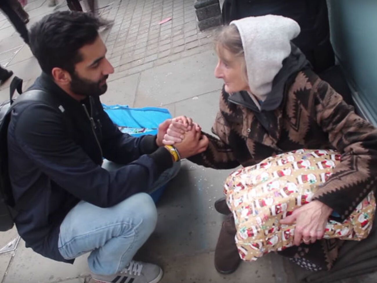 Британский мусульманин Нахаби Харун поздравил с Рождеством бездомных в Лондоне