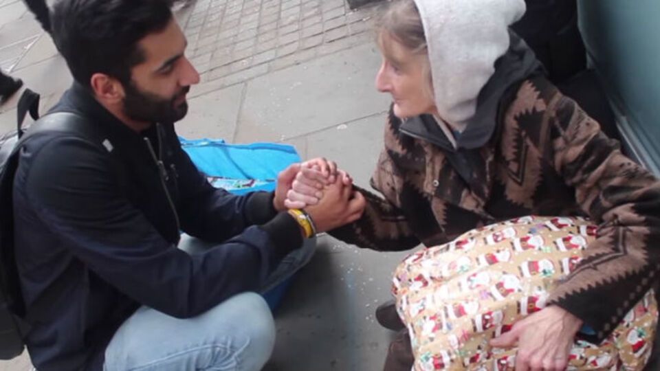 Британский мусульманин Нахаби Харун поздравил с Рождеством бездомных в Лондоне