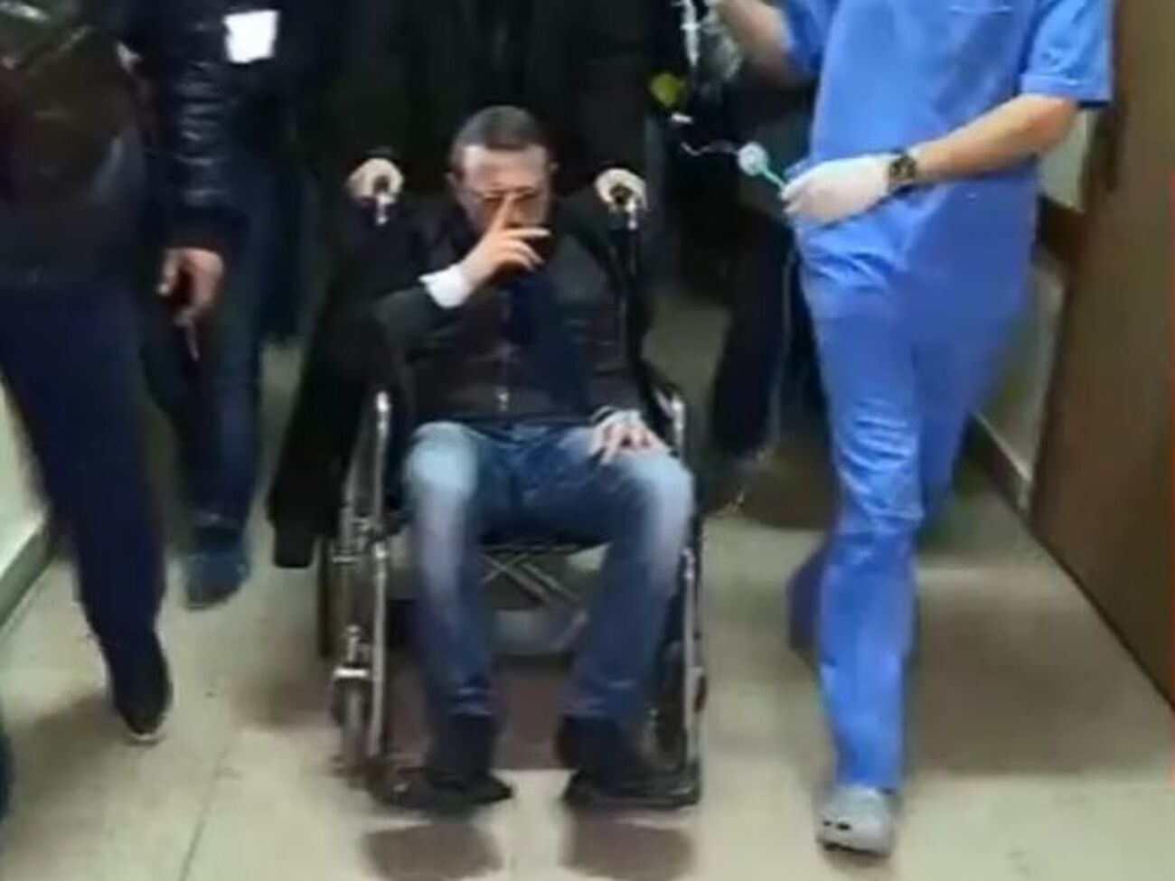 Корбана перевозили в "скорую" в инвалидном кресле