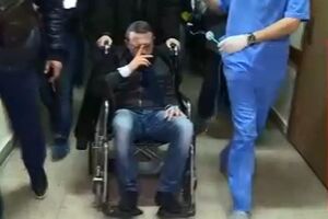 Корбана перевозили в "скорую" в инвалидном кресле