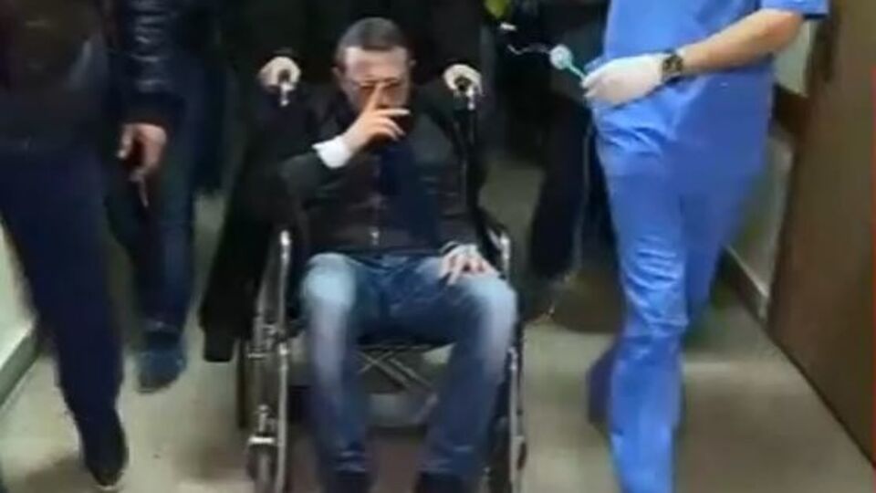 Корбана перевозили в "скорую" в инвалидном кресле