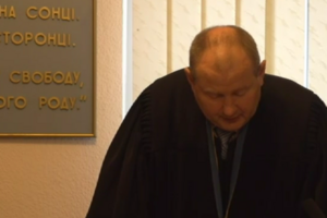 Судья зачитывает решение