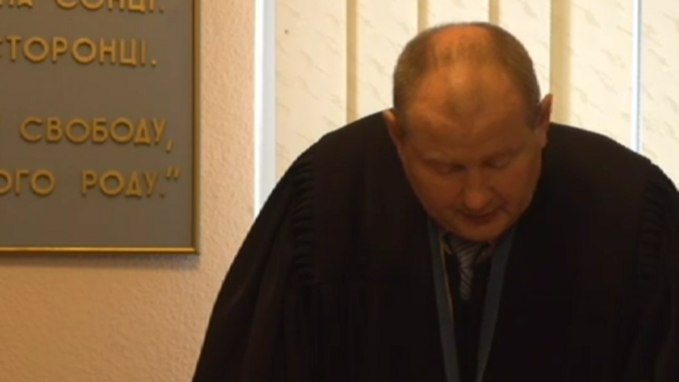 Судья зачитывает решение