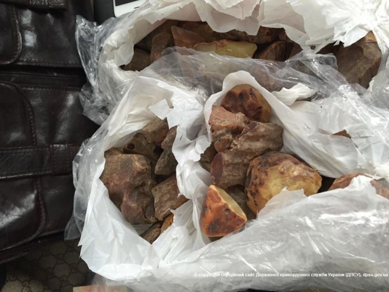 Контрабандный янтарь был спрятан в багаже гражданина Китая