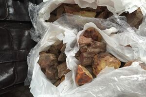 Контрабандный янтарь был спрятан в багаже гражданина Китая