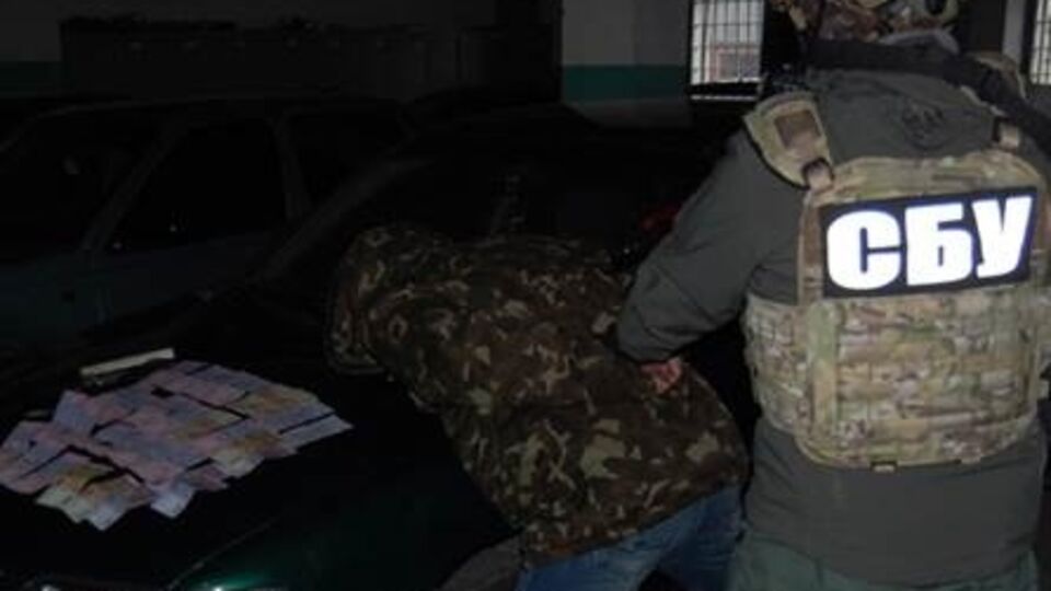 Подозреваемого задержали сразу после получения взятки