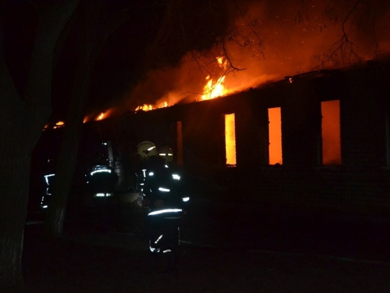 Огонь уничтожил крышу, перекрытие казармы и имущество