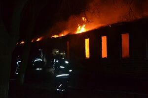 Огонь уничтожил крышу, перекрытие казармы и имущество