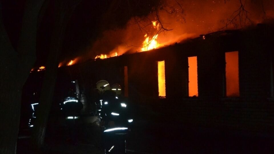 Огонь уничтожил крышу, перекрытие казармы и имущество