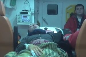 Корбан находится в машине скорой помощи возле здания суда