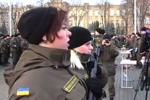 В Киеве нацгвардейцы, среди которых две девушки, приняли присягу на верность Украине. Видео