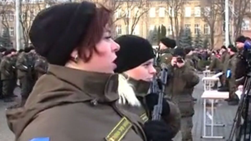 В Киеве нацгвардейцы, среди которых две девушки, приняли присягу на верность Украине. Видео