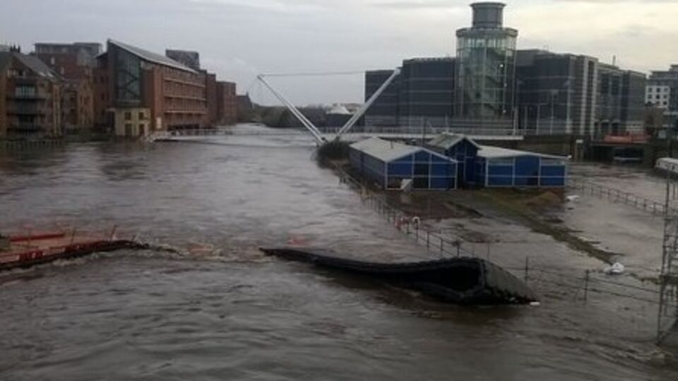 Наводнение на севере Англии угрожает жизни людей