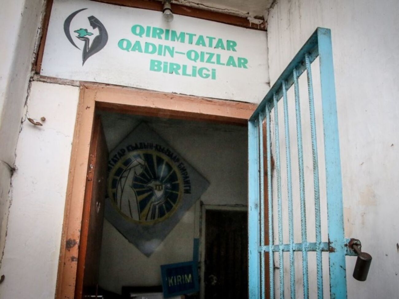 "Лигу крымскотатарских женщин" выселяют из офиса в Симферополе