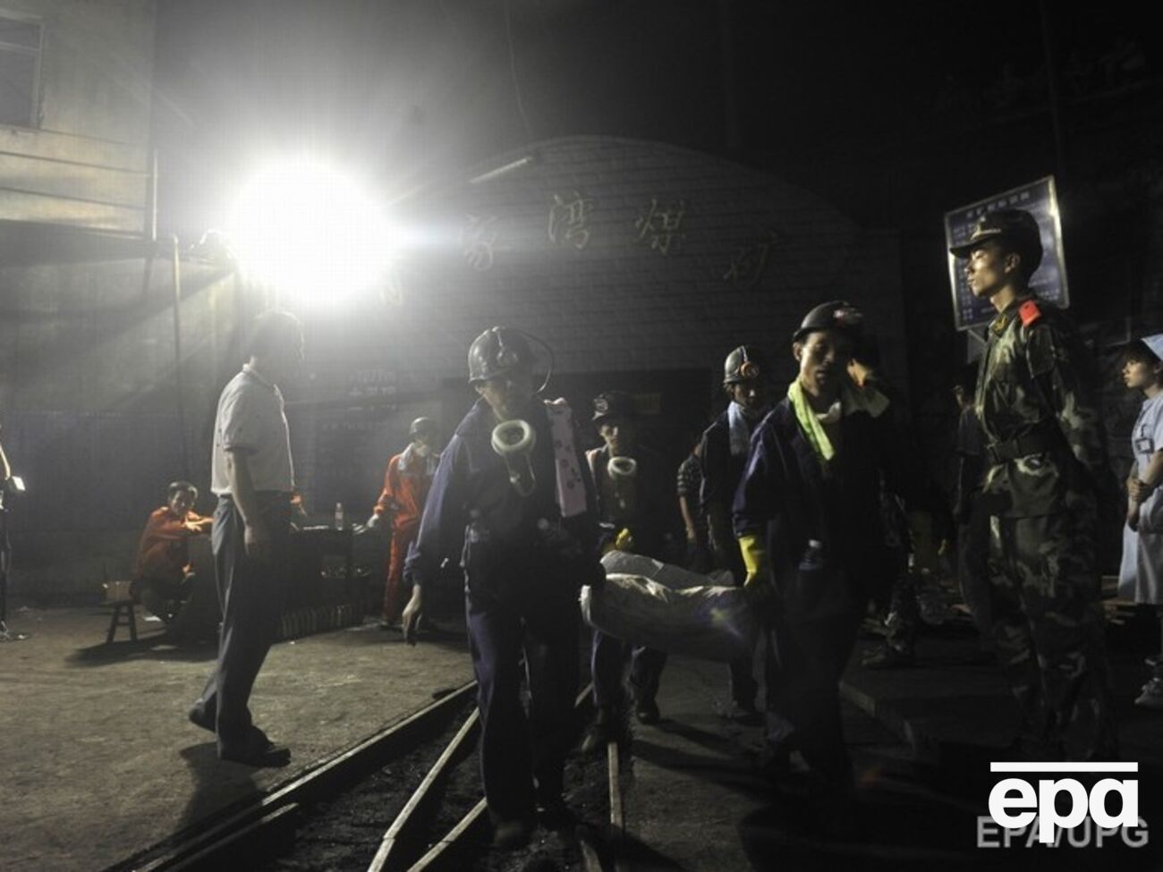 Поиски оставшихся под завалами продолжаются