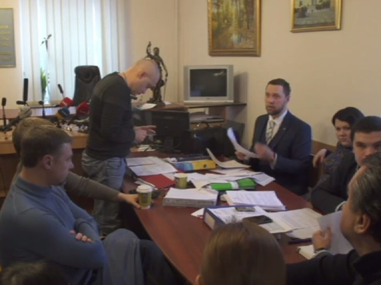 Защита изучает представленные обвинением материалы