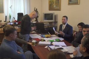 Защита изучает представленные обвинением материалы