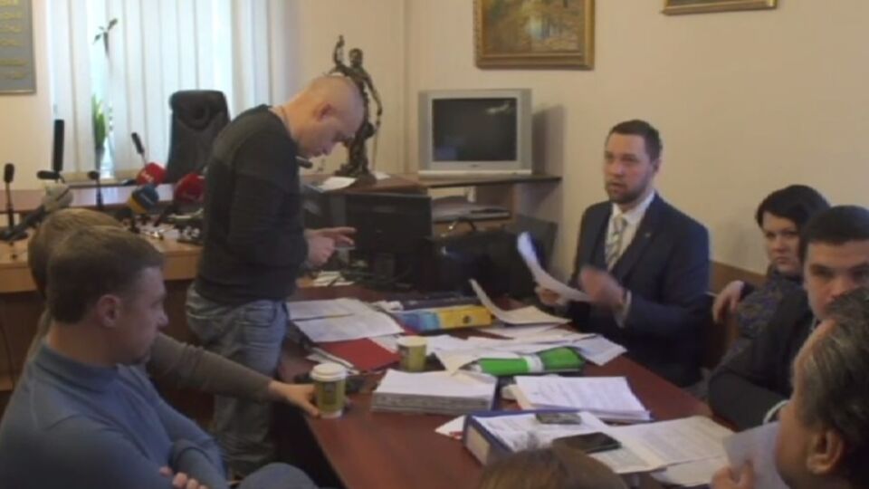 Защита изучает представленные обвинением материалы