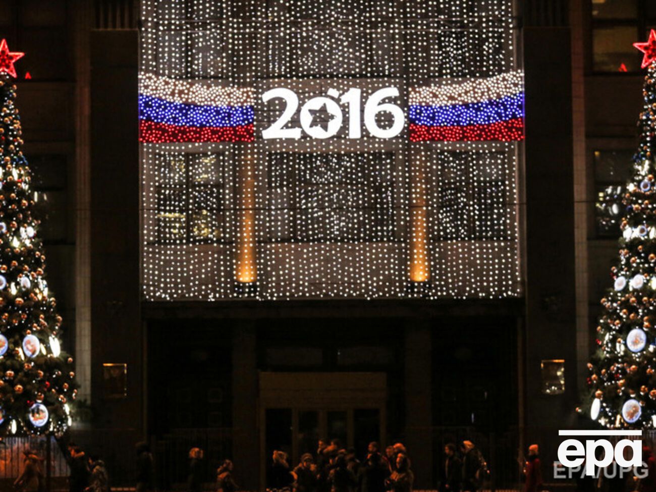 Россиянам советуют праздновать Новый год дома