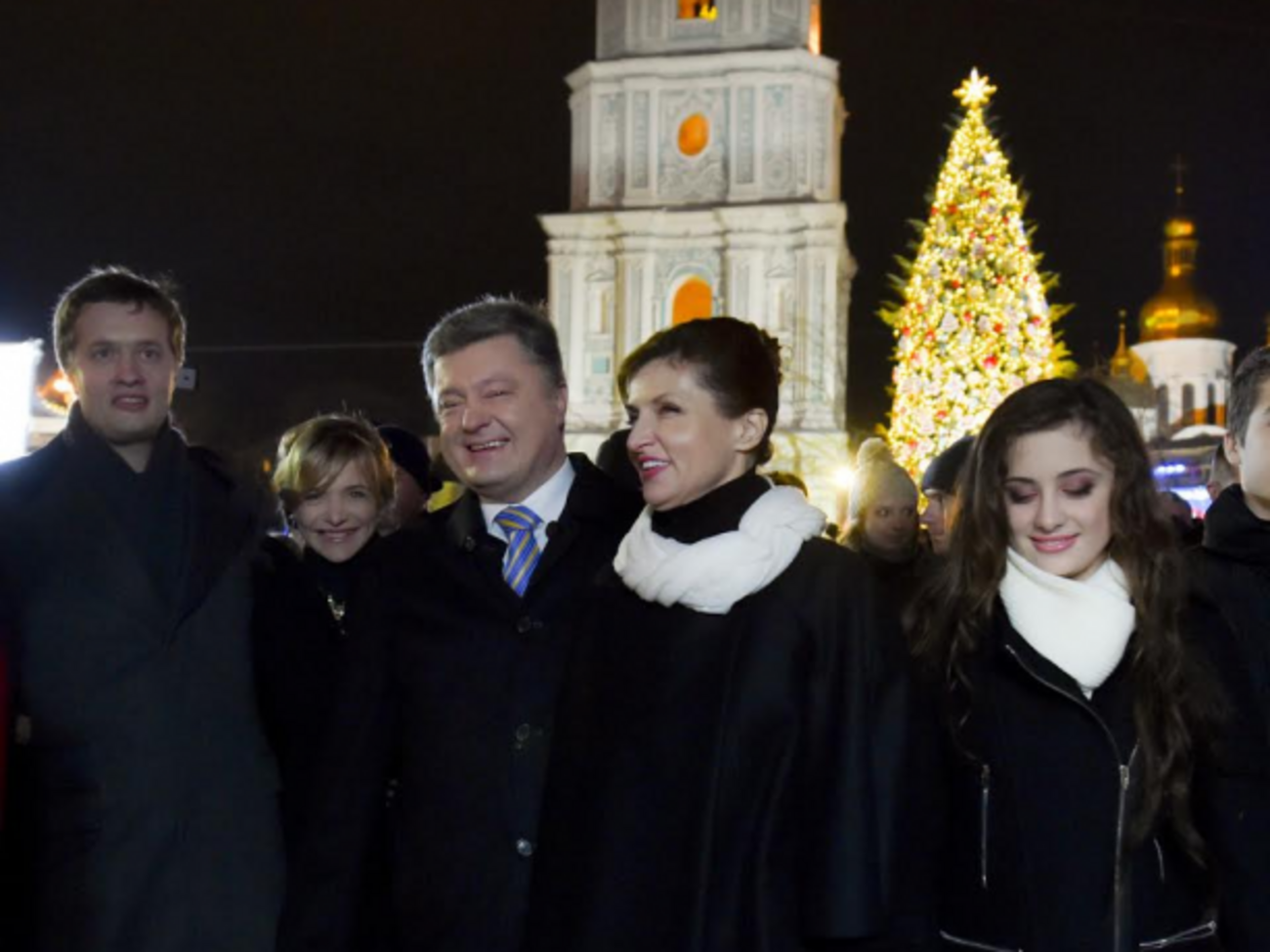 Порошенко с семьей побывал на новогодней ярмарке в Киеве. Фоторепортаж