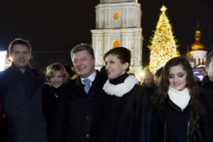 Порошенко с семьей побывал на новогодней ярмарке в Киеве. Фоторепортаж
