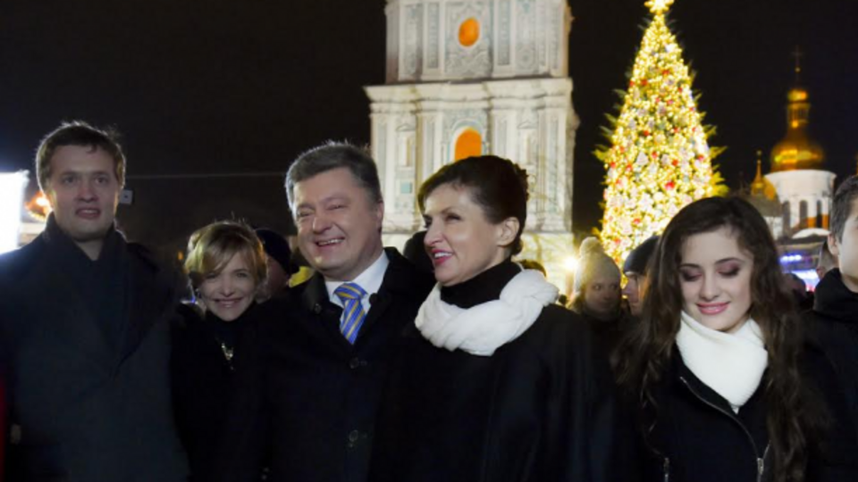 Порошенко с семьей побывал на новогодней ярмарке в Киеве. Фоторепортаж