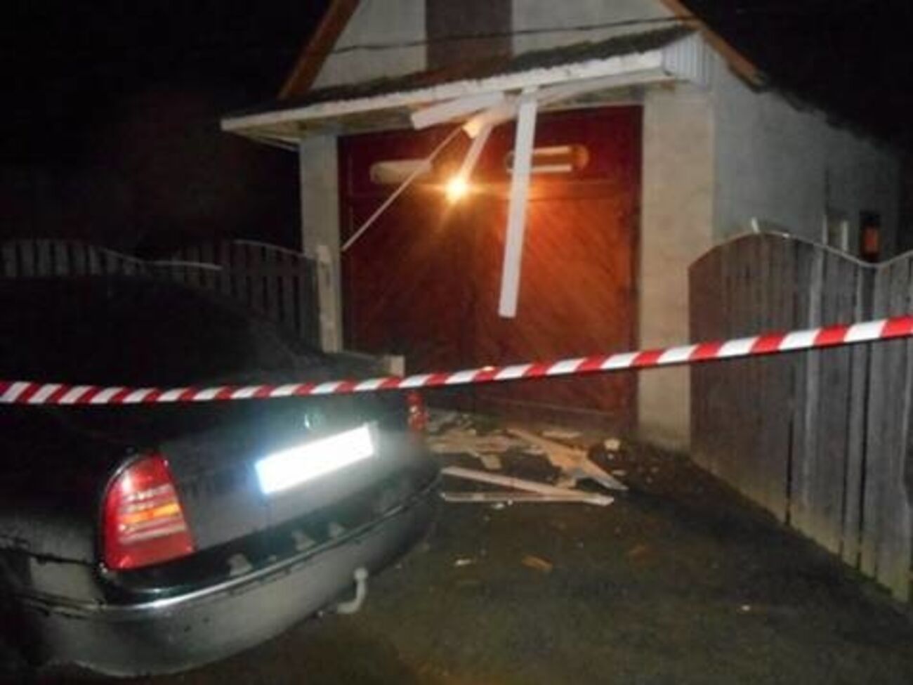 Взрывом был поврежден автомобиль хозяина дома