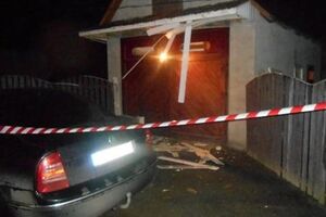 Взрывом был поврежден автомобиль хозяина дома