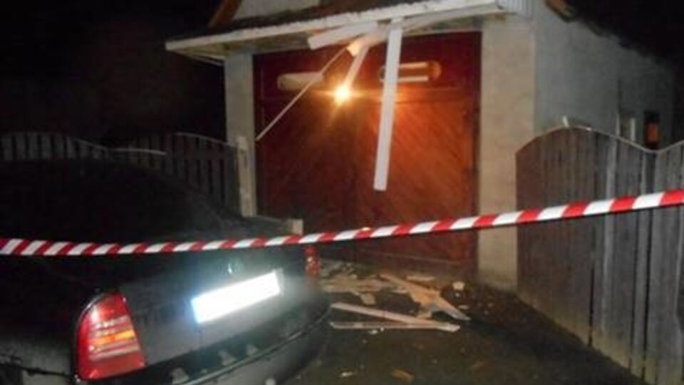 Взрывом был поврежден автомобиль хозяина дома