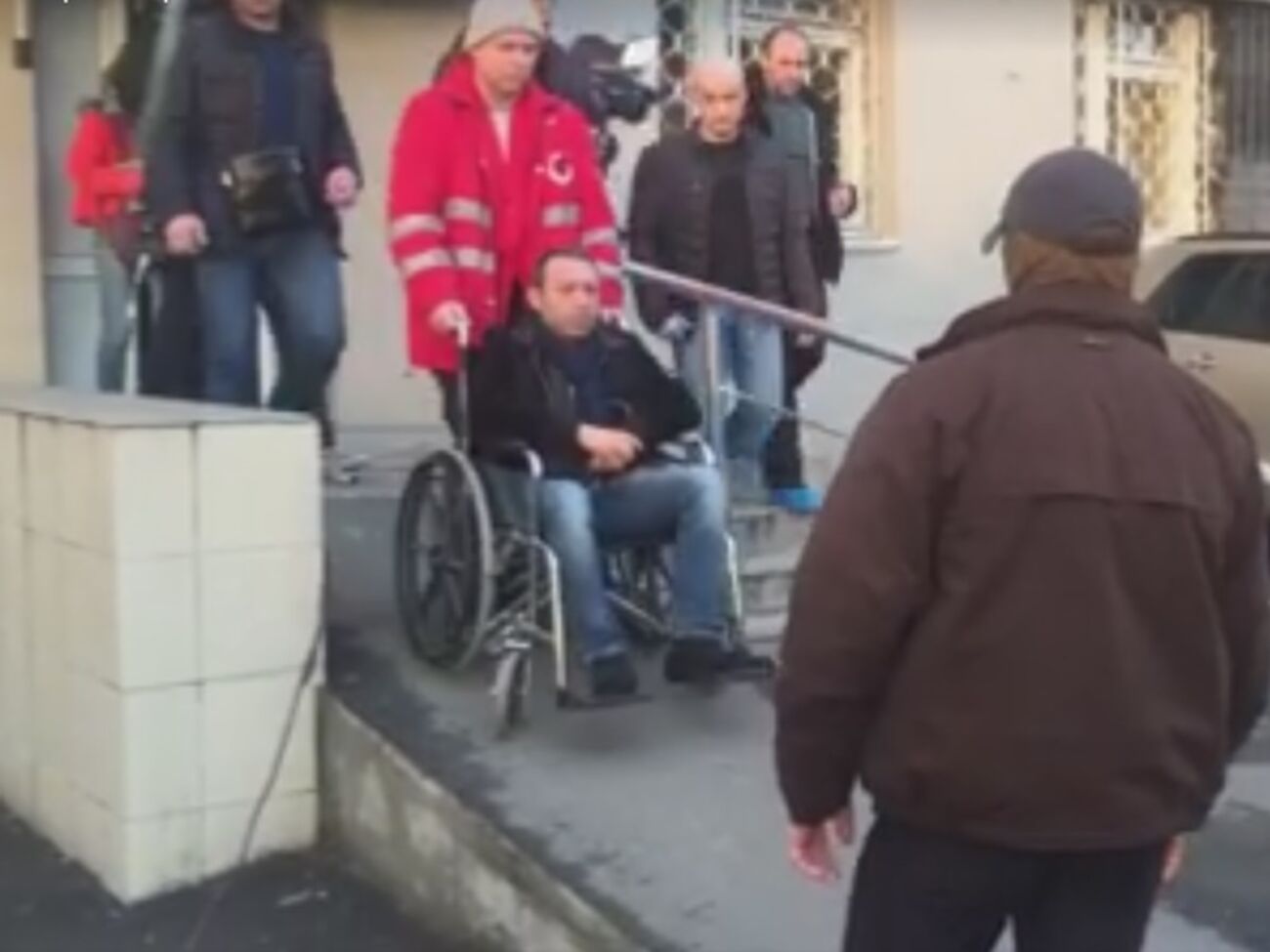 Корбана везут на судебное заседание