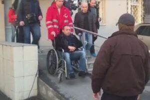 Корбана везут на судебное заседание