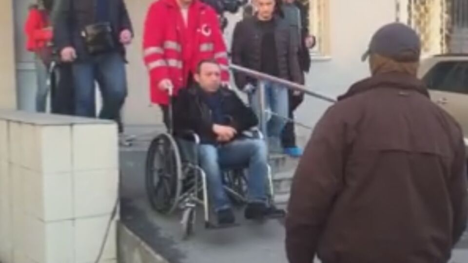 Корбана везут на судебное заседание