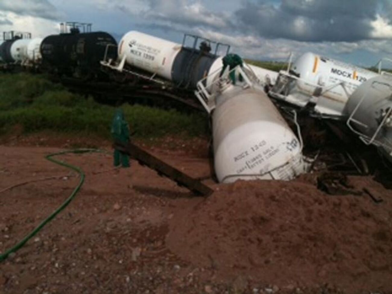 Зона отчуждения вокруг места крушения поезда составит 2 км