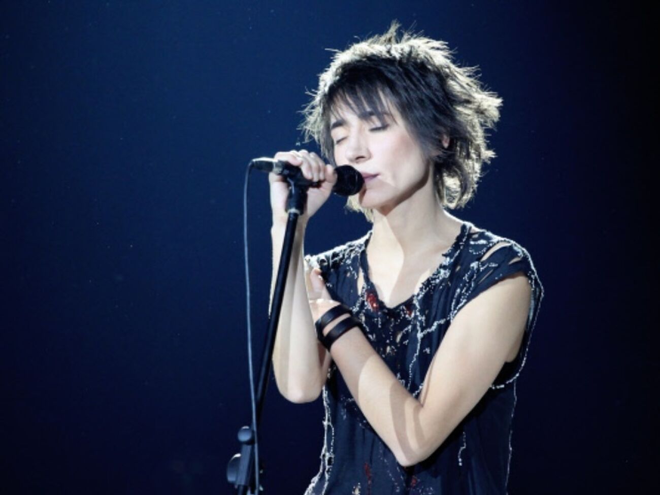 Земфира ответила на вопросы своих фанов в социальной сети.