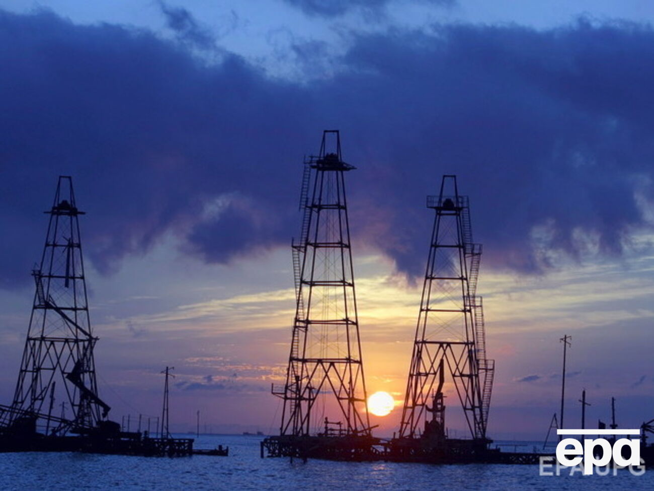 МЧС Азербайджана продолжает работы по тушению пожара на месторождении Гюнешли и поиску пропавших