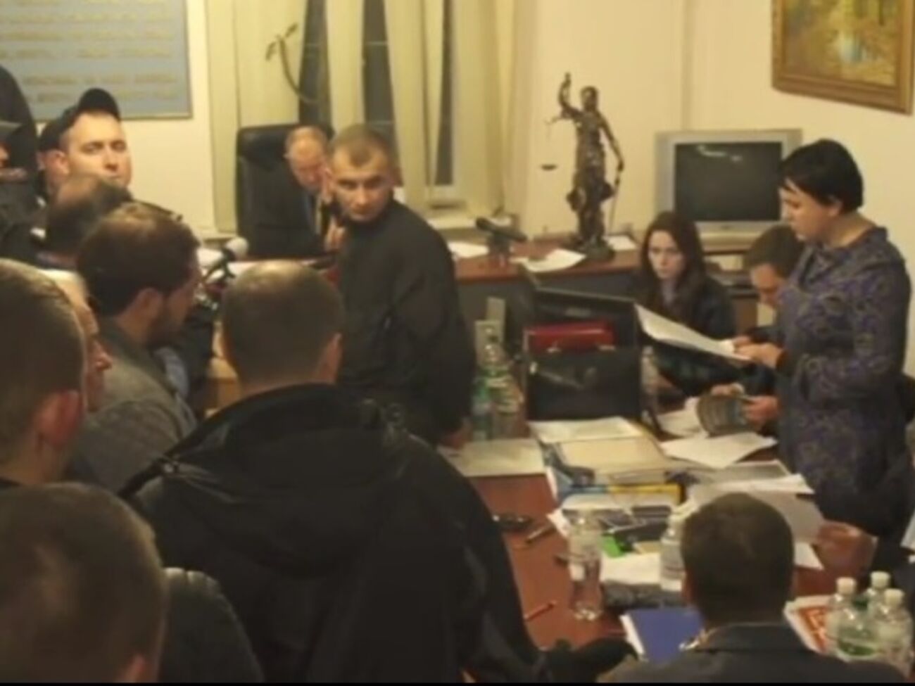 Авокат Корбана зачитывает прошение об отводе судьи