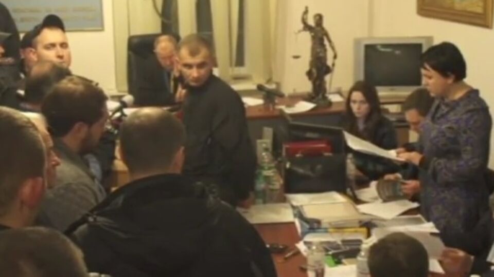 Авокат Корбана зачитывает прошение об отводе судьи