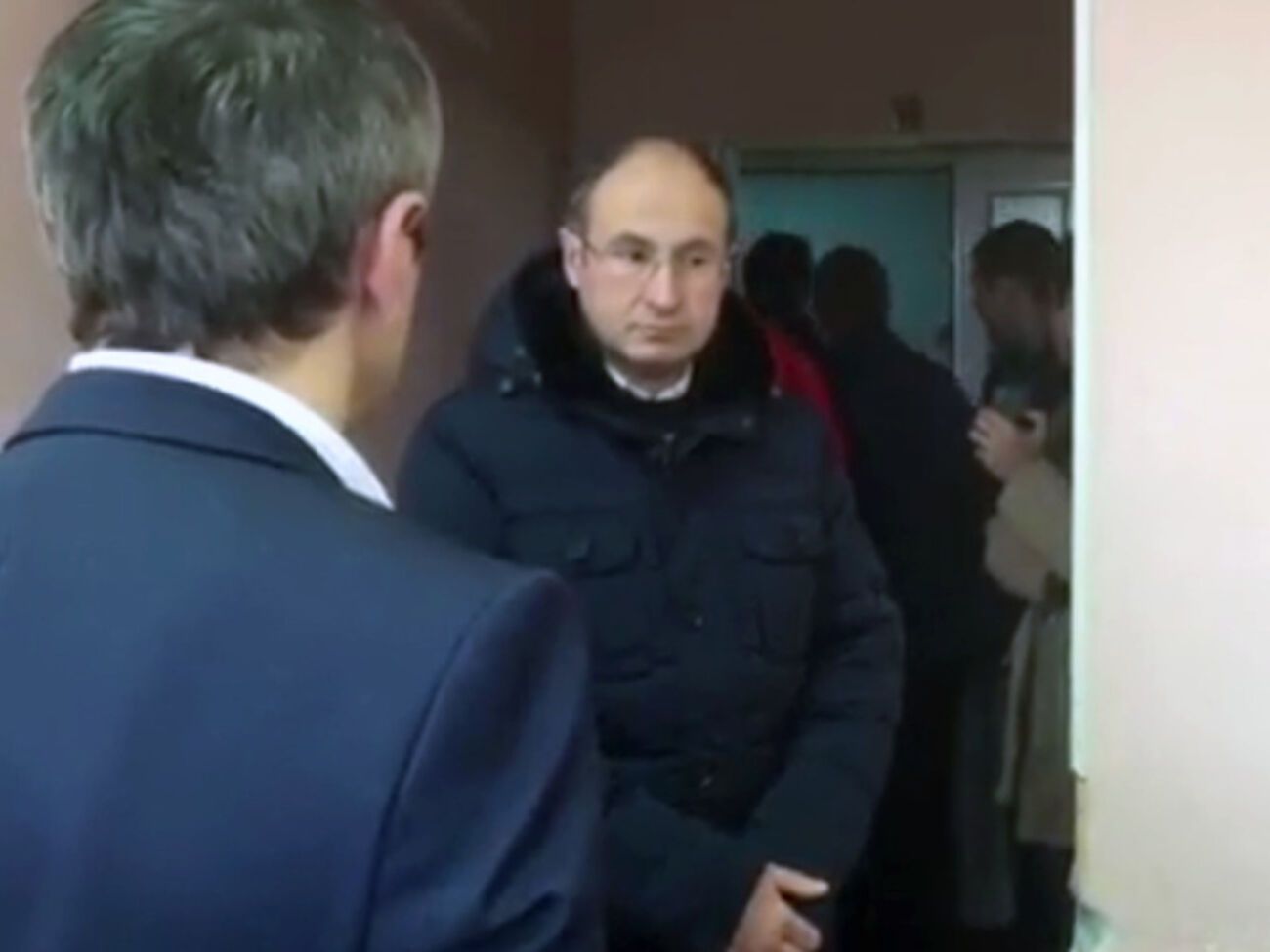 Адвокат Корбана и врач около его палаты