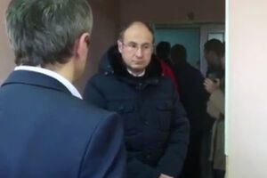 Адвокат Корбана и врач около его палаты