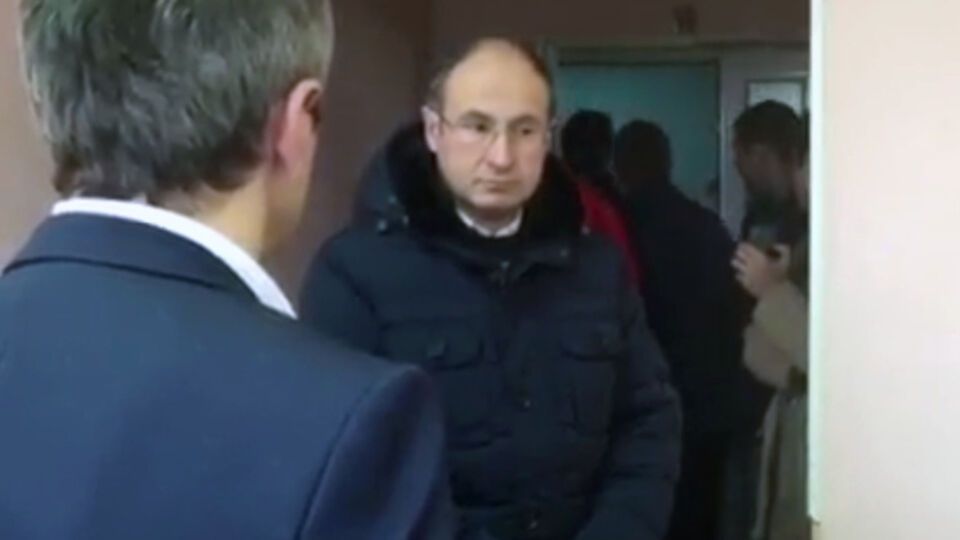 Адвокат Корбана и врач около его палаты