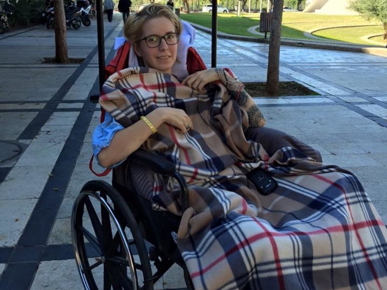 Яна Зинкевич впервые после операции выехала на улицу в специальном кресле