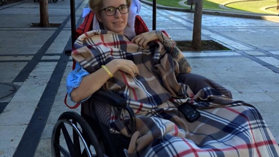 Яна Зинкевич впервые после операции выехала на улицу в специальном кресле