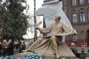 Памятник композитору Михаилу Вербицкому изготовлен из бронзы, его высота составляет 2,9 м