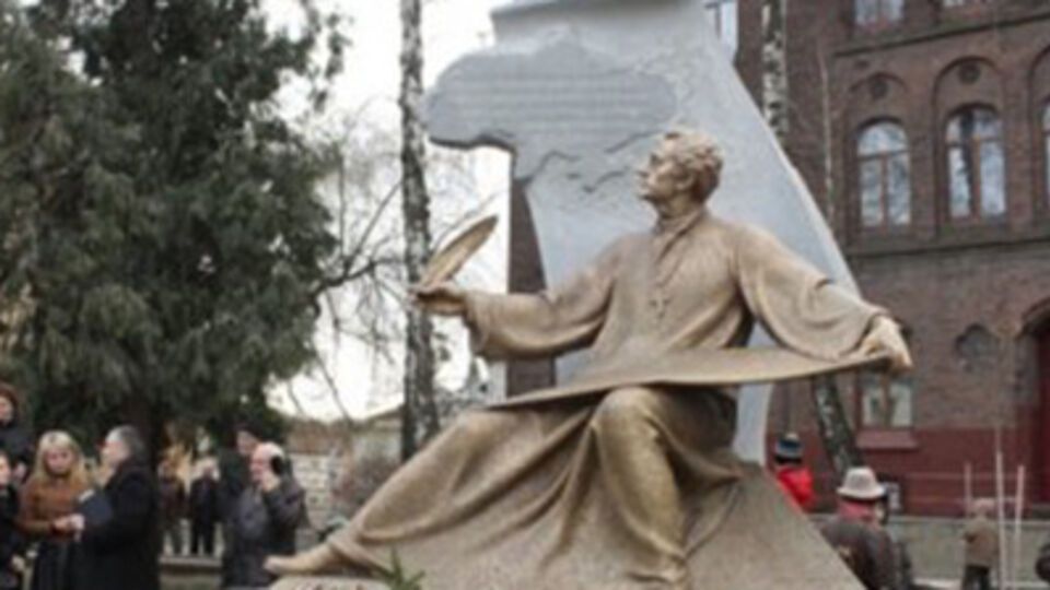 Памятник композитору Михаилу Вербицкому изготовлен из бронзы, его высота составляет 2,9 м